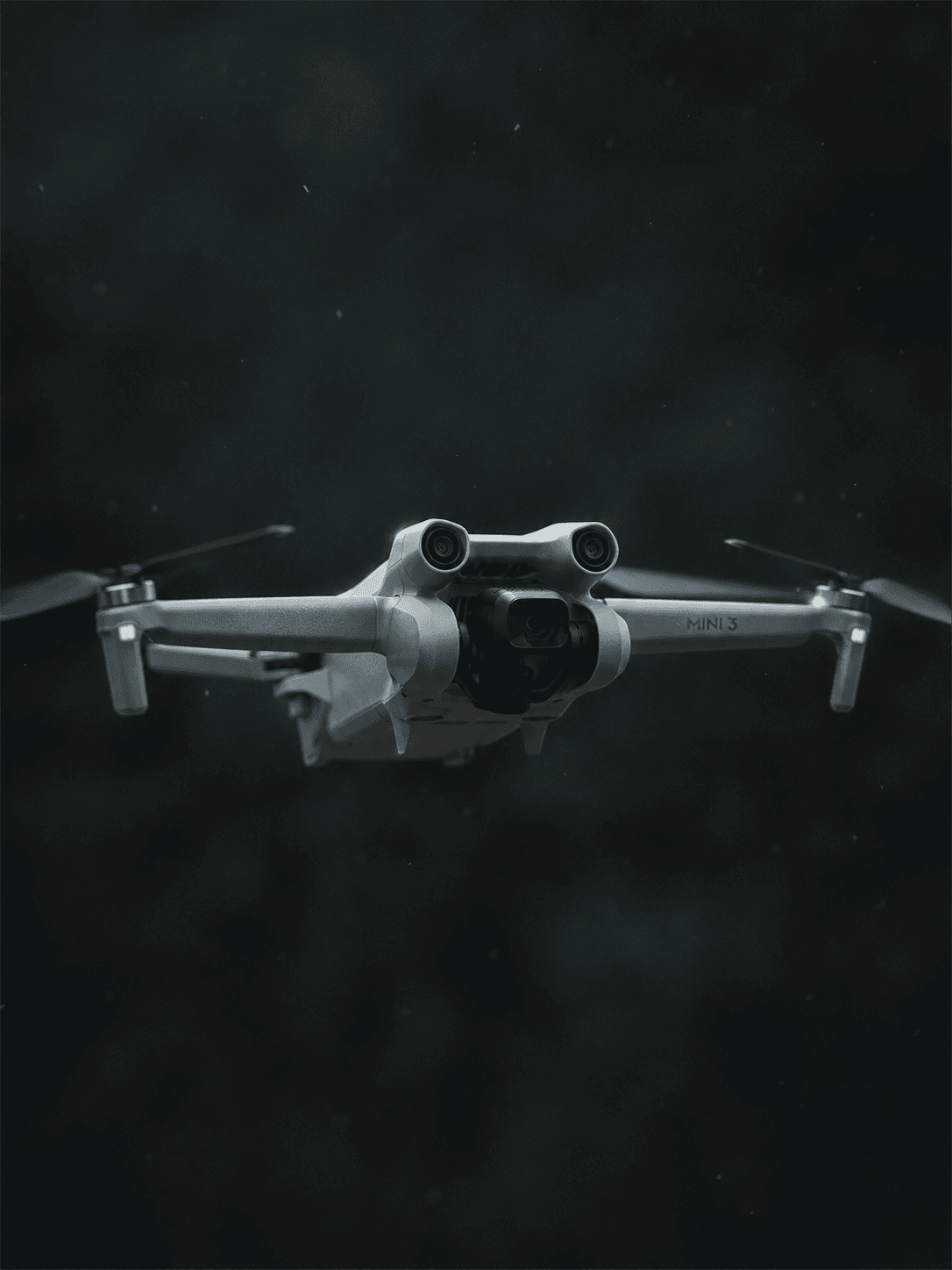 DJI Mini 3 em voo — drone de cinematografia aérea da AEROZE
